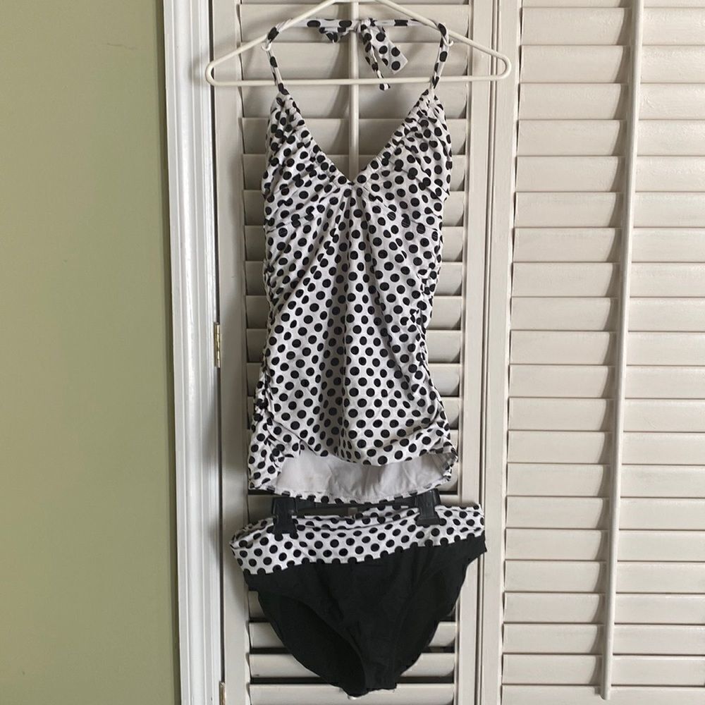 Kenneth Cole-Reaction. Vintage style swimsuit. Slimming technology.